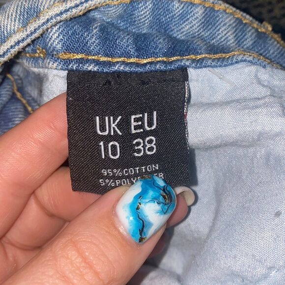 ✨HP✨PRETTYLITTLETHING Light Wash Ripped Mom Jeans✨ - Picture 7 of 9